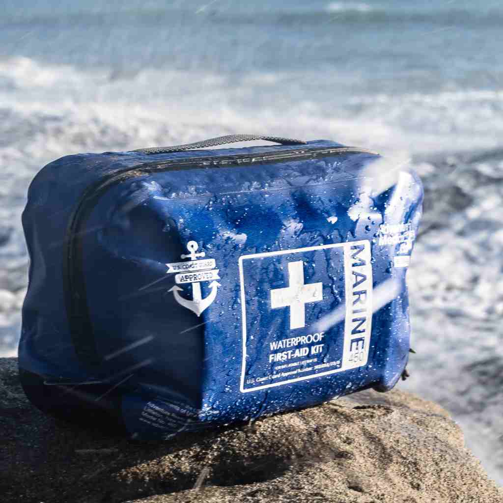 Kit α΄ βοηθειών, σωστικών μέσων εμπορικών πλοίων